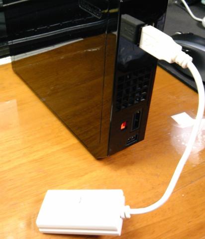 Wii(シロ)なら合うのかもしれないが、手持ちのクロだとシロいしっぽが生えた様。