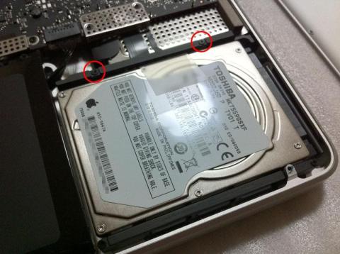 赤丸部分のネジを外します