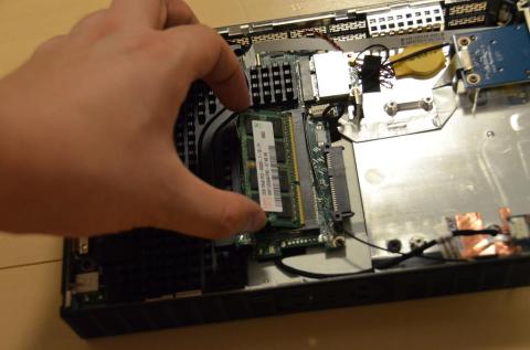 XS35 V2 メモリーの取り付け