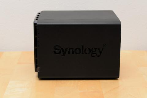 筐体側面のロゴがカッコイイ!