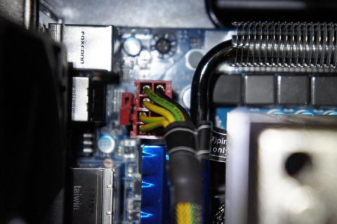 遠いコネクタとネジ孔