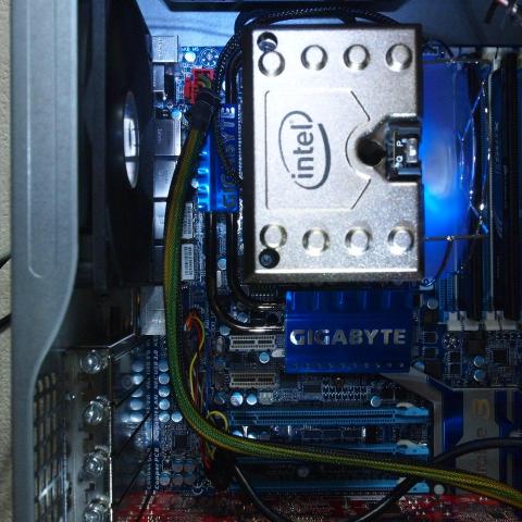 CPUクーラー固定用ネジのドライバ用孔