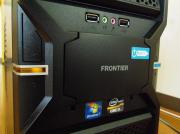 本体外装4:ブランド名の「FRONTIER」のロゴの裏には「マルチカードリーダー」が搭載されています