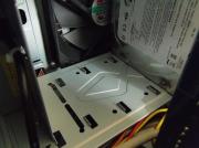 本体内部3:3.5インチベイの空きスペースにはケース全面下部に取り付けられた12cmのファンが確認できる