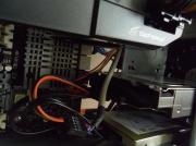 ディスク3:3.5インチ内蔵ベイの上段に「ST2000DL003」、下段に「SSDSC2MH120A2」が搭載されている