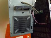 本体外装6:前面パネルを取り外した状態(マルチカードリーダーとファンを確認することができる)