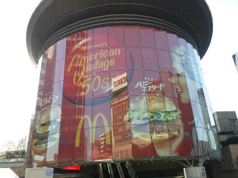 六本木に現れた大きな広告