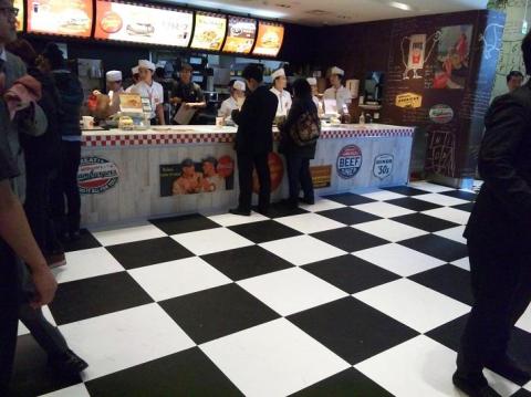 店内はヴィンテージな雰囲気に装飾されていました