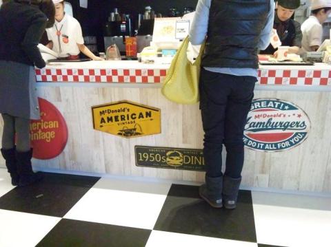 いたるところにレトロなステッカーのプリントがされています