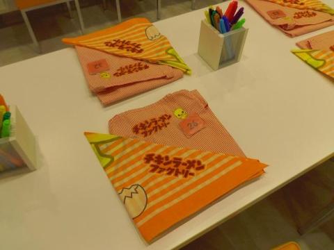 説明を聞いたりパッケージを手作りする場所です