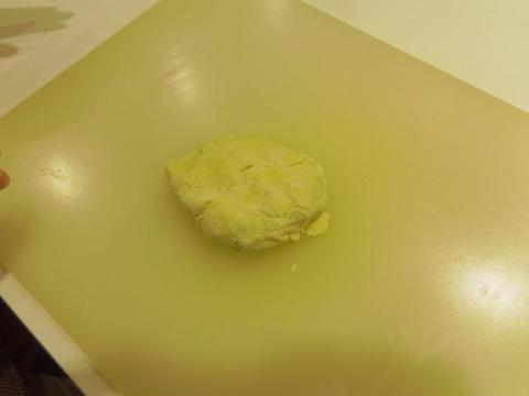 道具をつかってめん生地をつくります