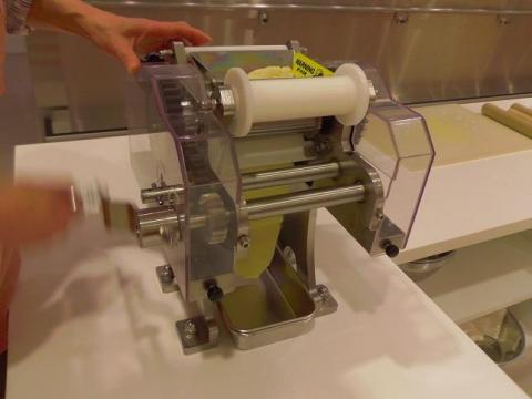 めん生地を複合する