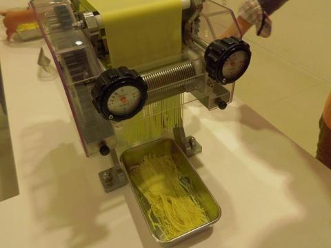 こねた小麦粉がめんらしくなってきました