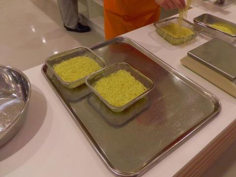 一人分100gにわけてめんを蒸します