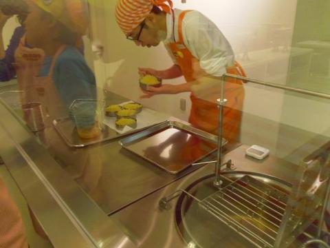 できあがっためんを油で揚げる準備をおこなうスタッフのかた