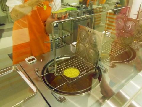 油で揚げてめんを乾燥させる「瞬間油熱乾燥法」