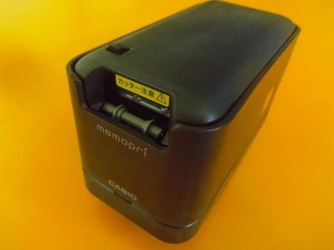 貼ってはがせる専用の付箋メモテープにPCやスマートフォンから印刷することができる