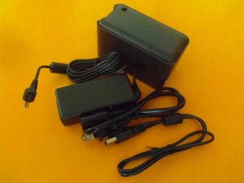 メモプリ本体のほかに電源コードが付属したACアダプターとUSBケーブルが付属する