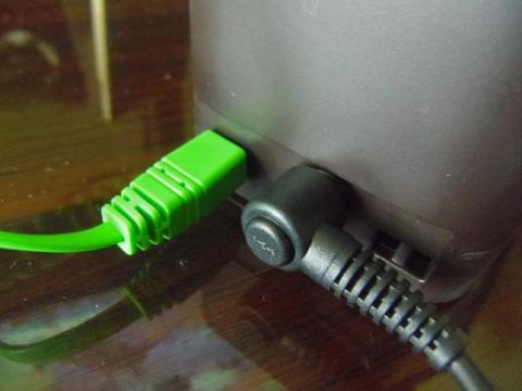 シールをはがしてUSBケーブルを接続したところ