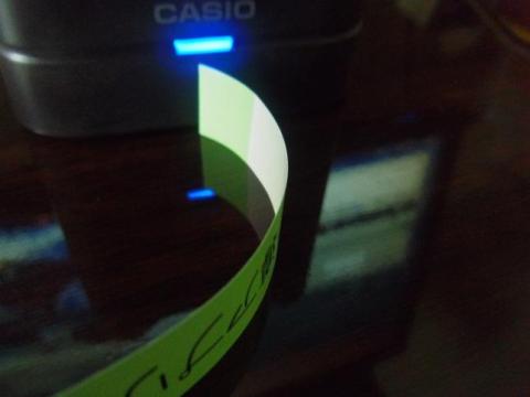 テープには裏紙がないのでそのまま貼り付けることができる