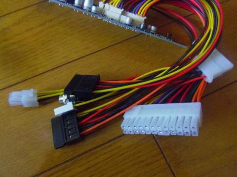 CPU用4ピンなどを含めた豊富なコネクタ構成