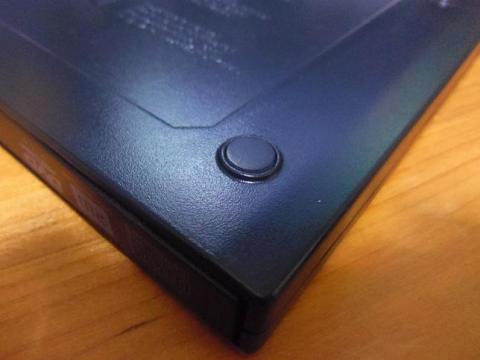 USB2.0接続のスリム型BDコンボドライブで背面には滑り止めがついている