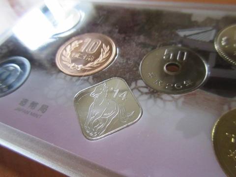 今年の干支の馬がデザインされた純銀製の年銘板