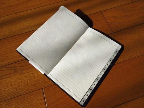 月ごとに計2ページの罫ページのメモスペースが用意されている