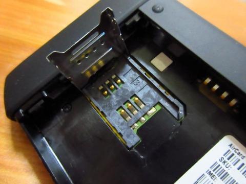 SIM カードはカバーをスライドさせて開閉させてセットするタイプ