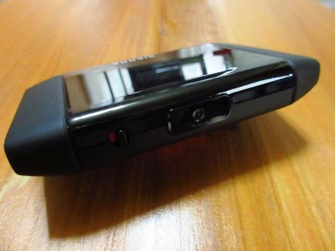 本体上部には電源ボタンとサウンドのオン・オフのスイッチがある