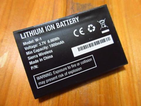 内蔵されるバッテリーの容量は 1800mAh で交換が可能