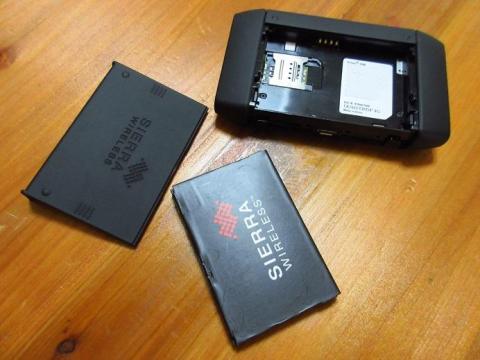 バッテリーをはずすと SIM スロットが現れる