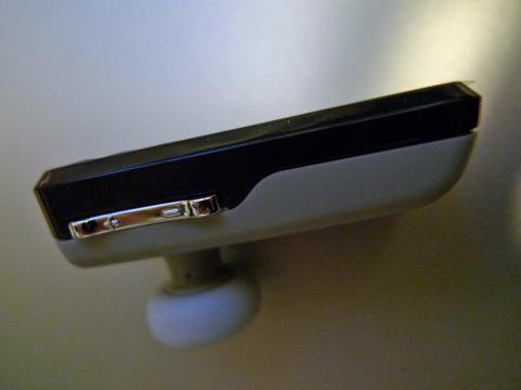 操作ボタンは側面に