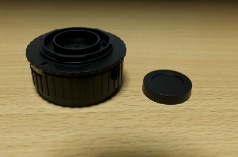 コストダウンの為か、マウント側のキャップが凄く小さいです。純正レンズを外した際に共用できないのは残念ですね。