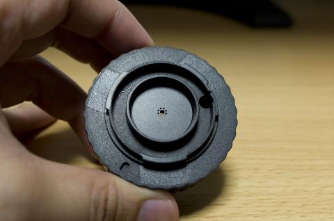 このレンズの売りである周辺光量落ちをわざわざ起こす為のギミック。