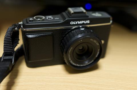用意したE-P2に装着した姿。ボディが黒なので、なかなかしっくりくる佇まいですw
