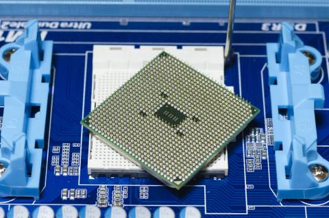 この画像を見ると分かると思いますが、手前の辺だけピンの数が変わっており、刺し間違え防止になっています。Socket側は左下がその受け口です。