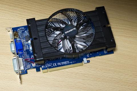 廉価版GPUにありがちなデザインが独自風のGPUクーラー