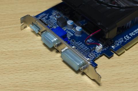 コネクタ類は1スロット占有なので綺麗に一列にまとまっています。