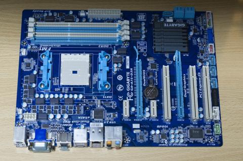 コンデンサ類も綺麗にならんでおりシンプルな板と言う印象。