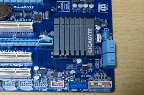 ヒートシンクが無骨で格好良いですね