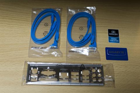 付属品はバックパネルとSATAケーブル4本、エンブレム2種