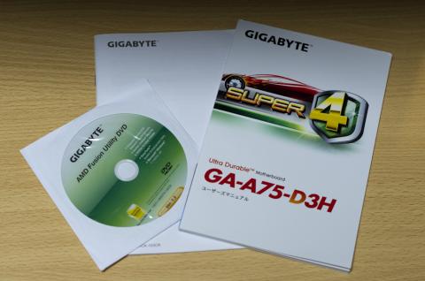 日本語マニュアルとアジア向けマニュアルとドライバディスクです。