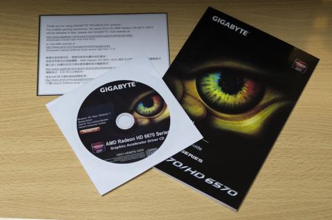 付属品はシンプルにマニュアルとドライバディスクだけです。