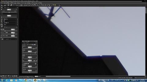 ビルと空の隙間に青い収差が出ているのが分かると思う。