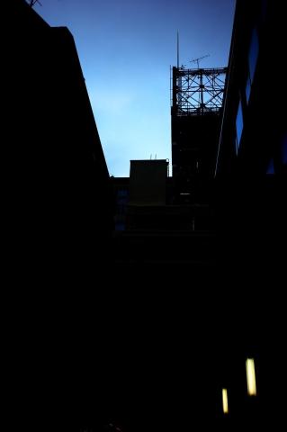 空の色味を強調し、明暗をあえて出してビルをシルエットにしてみました。