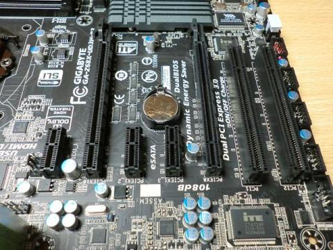 拡張スロットのコネクタもブラックです。