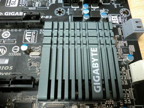 チップセットのヒートシンク(当然黒w)