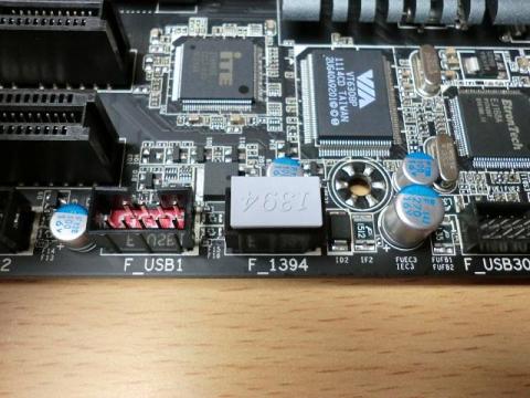 IEEE1394のコネクタにはキャップが付いていた。(需要が少ないのだろうね)