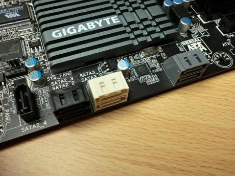 SATAコネクタは7ポートこのように配置されている。